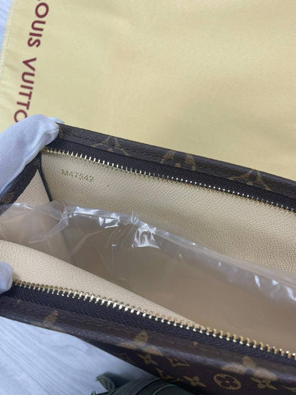 Louis Vuitton Women's LV Damier Mini Clutch Bag